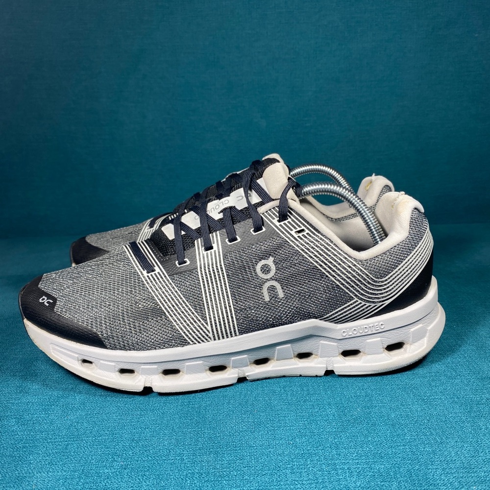 Size 9.5 - Men’s On Cloudgo gray shoes